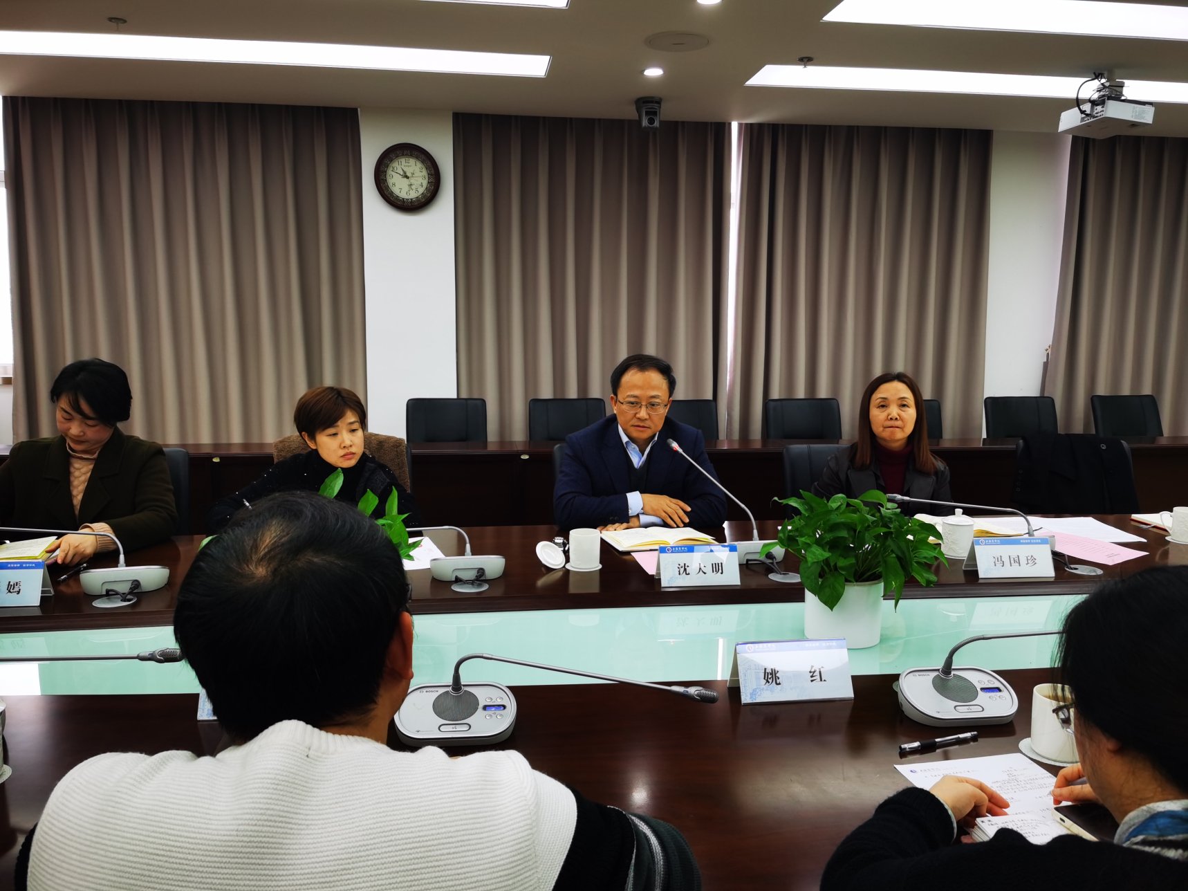 图为座谈会现场 图为座谈会现场