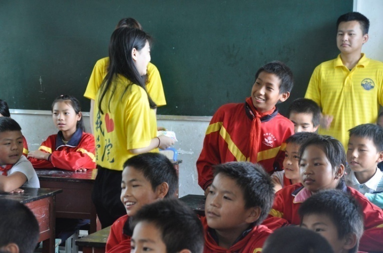 学生到偏远地区进行社会实践