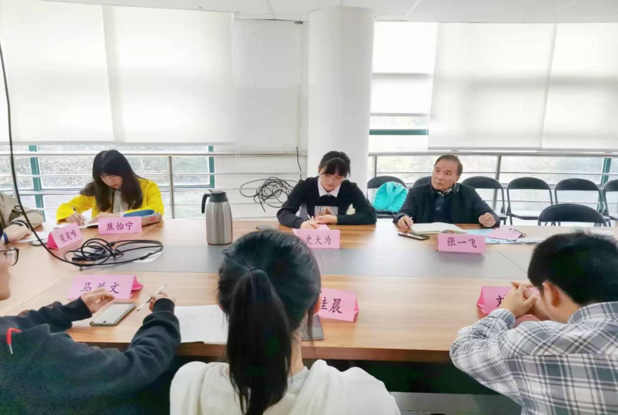 张一飞书记在“书记有约”活动中与学生交流