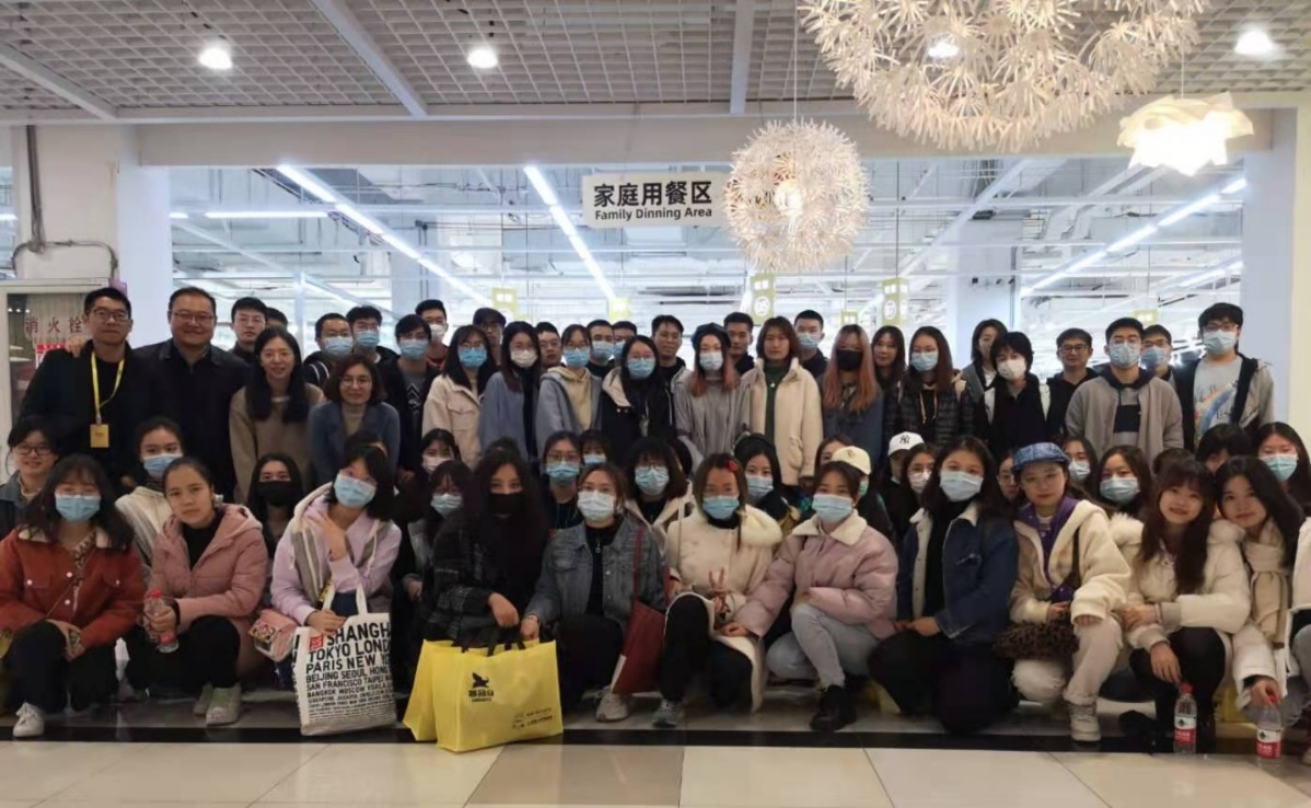 物流管理、工商管理专业学生参观荟品仓