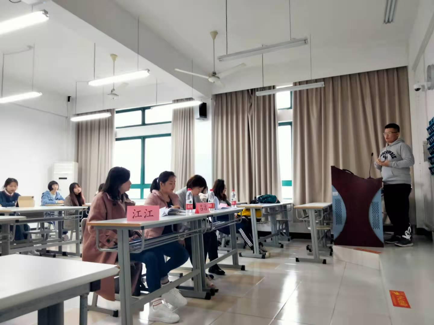 图为老师倾听选手报告 图为老师倾听选手报告