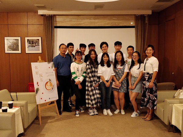 “院长下午茶”活动现场，院长王胜桥与学生交流