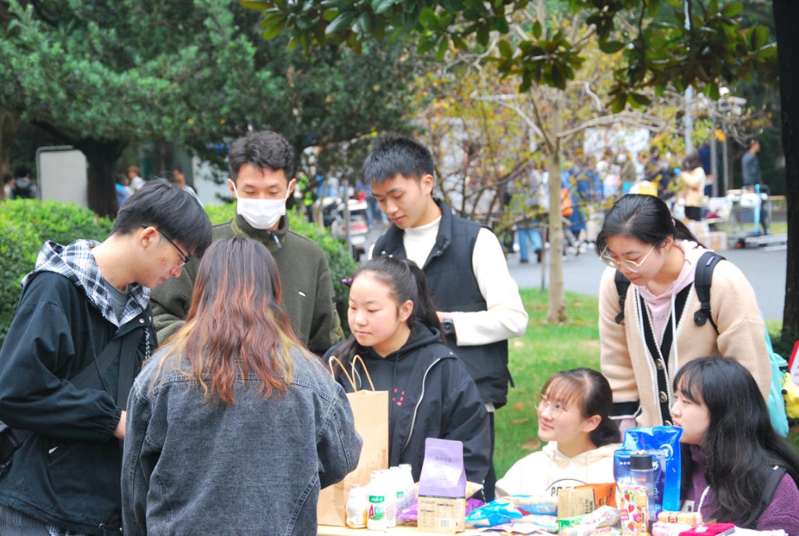 学生进行爱心义卖活动