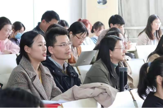 商务经济学院师生认真聆听 商务经济学院师生认真聆听