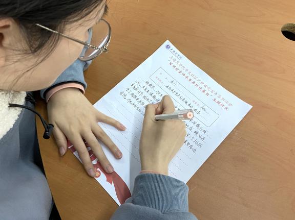 图为学生撰写征文现场 图为学生撰写征文现场