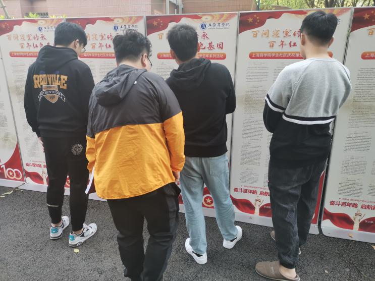 图为征文展示现场 图为征文展示现场