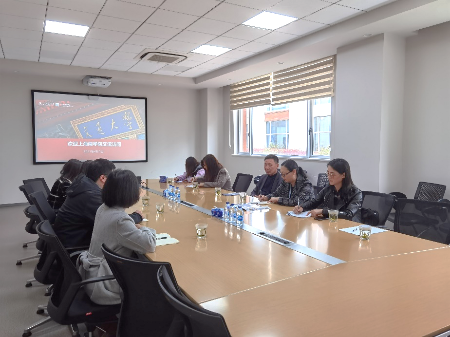 图为会议现场 图为会议现场