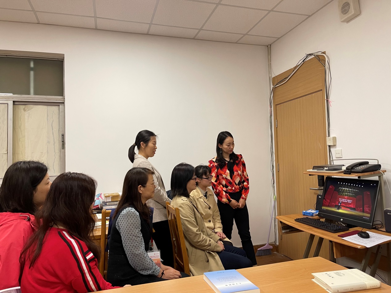 图为集体观看场景 图为集体观看场景