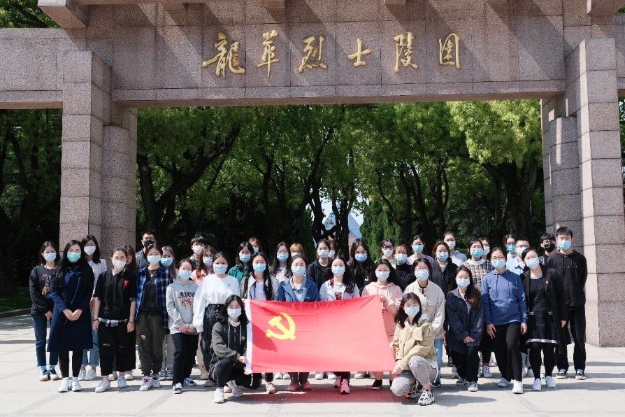 酒店管理学院学生党支部合影 酒店管理学院学生党支部合影