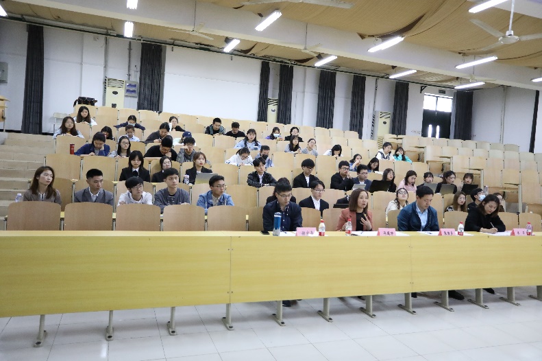 (图为比赛现场点评) (图为比赛现场点评)