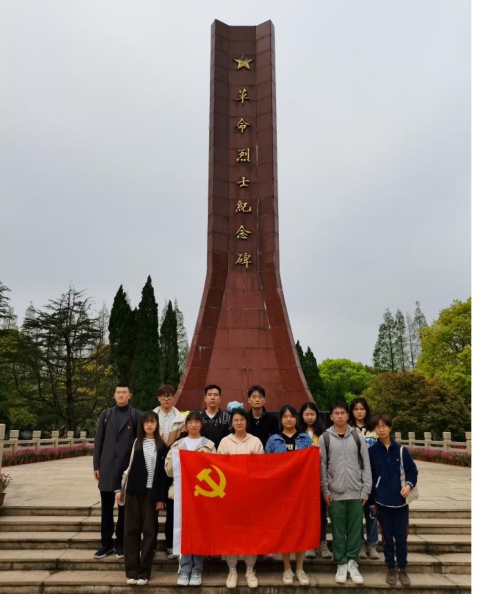 (图三 党支部成员于烈士纪念碑前合影) (图三 党支部成员于烈士纪念碑前合影)