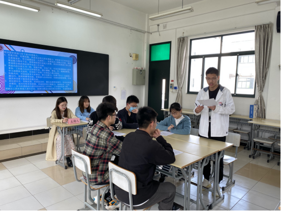 工作人员正进行无领导小组讨论 工作人员正进行无领导小组讨论