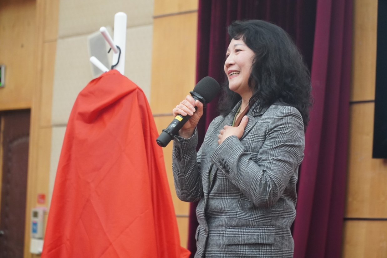 陈海燕老师高唱《绣红旗》和《红梅赞》 陈海燕老师高唱《绣红旗》和《红梅赞》