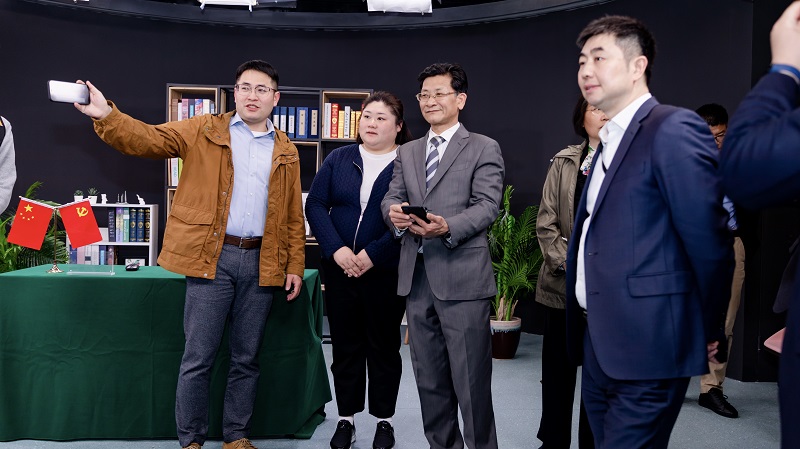 图为陈润云参与援外在线培训场景模拟 图为陈润云参与援外在线培训场景模拟