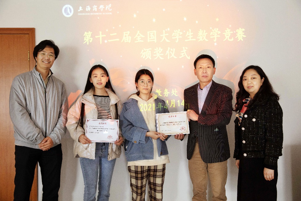 图为颁奖现场 图为颁奖现场