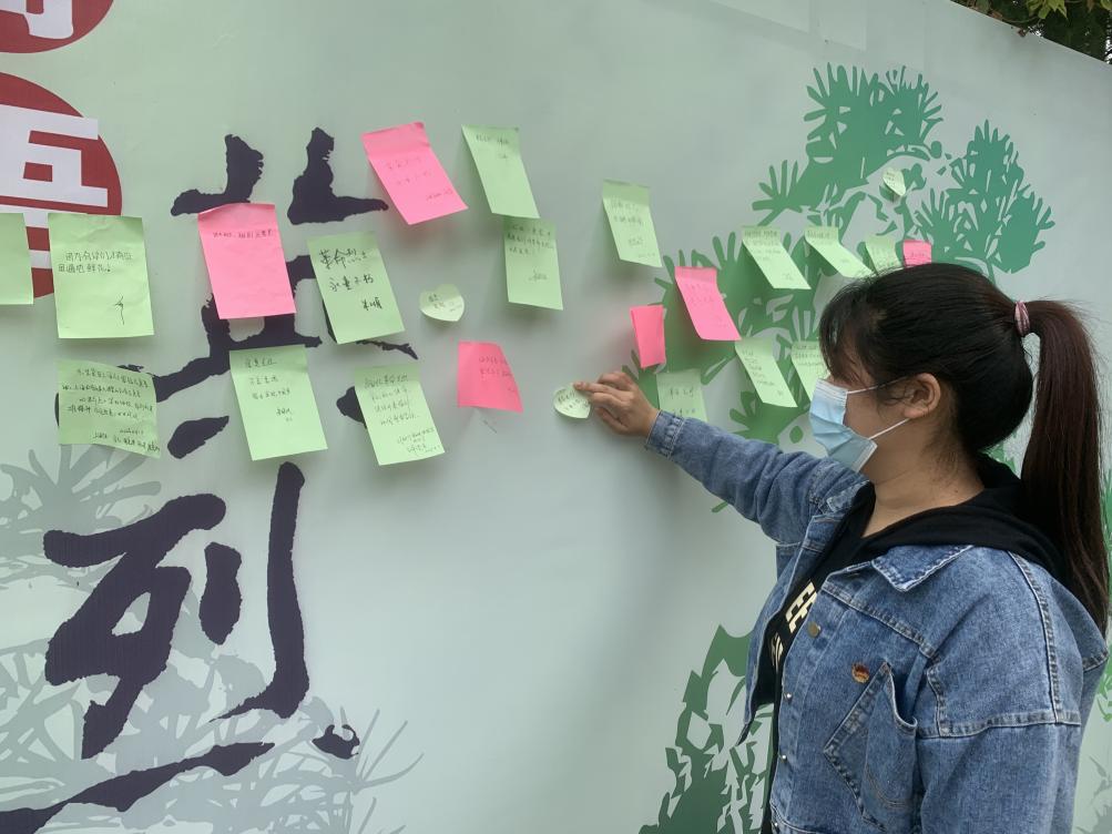 (图二 党支部成员在展板写下自己的寄语) (图二 党支部成员在展板写下自己的寄语)