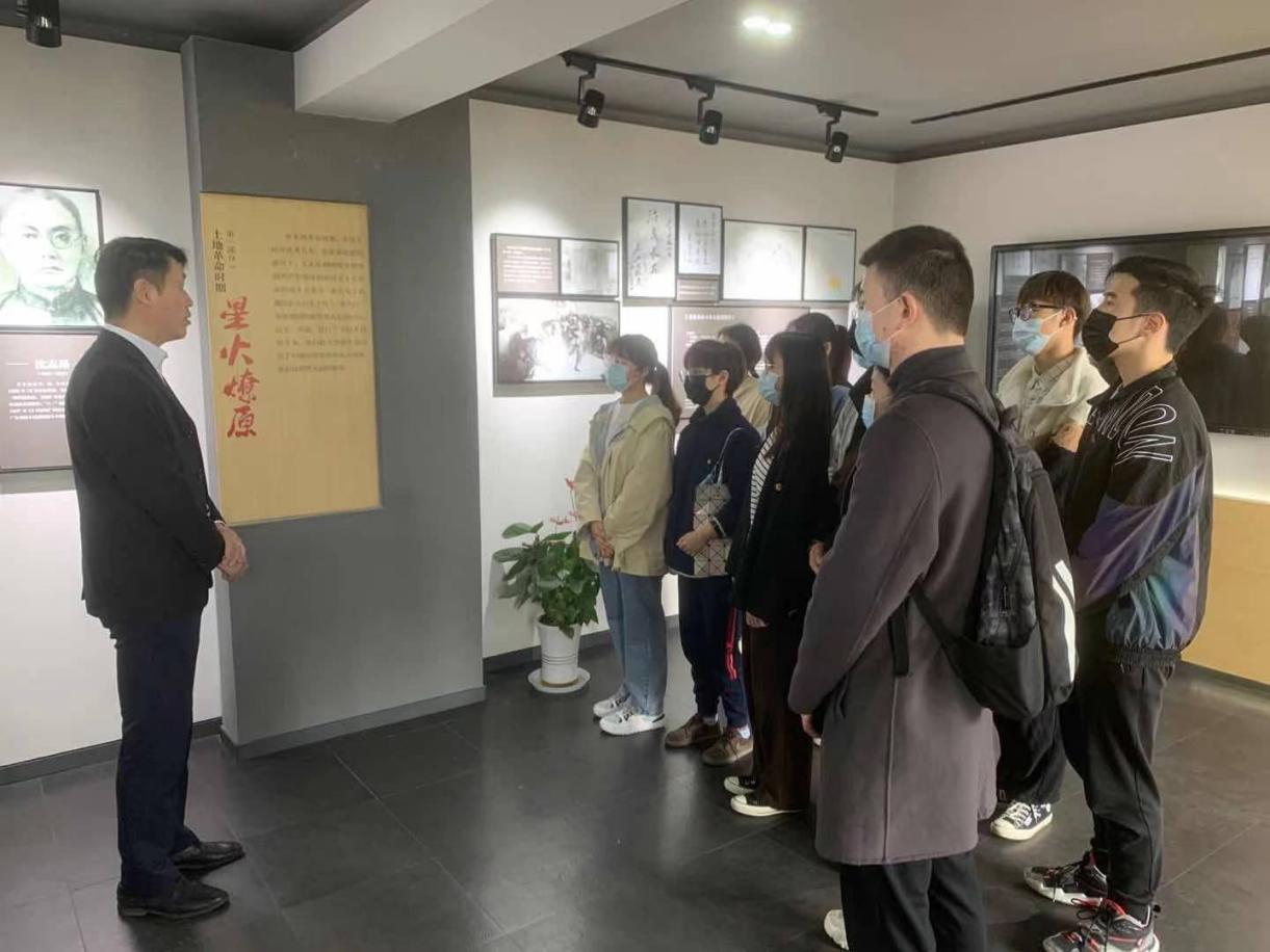 (图一 党支部成员听志愿者讲解烈士故事) (图一 党支部成员听志愿者讲解烈士故事)