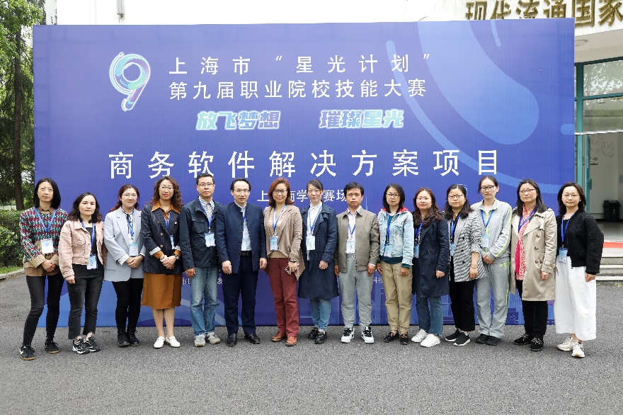 图为赛务裁判合照 图为赛务裁判合照