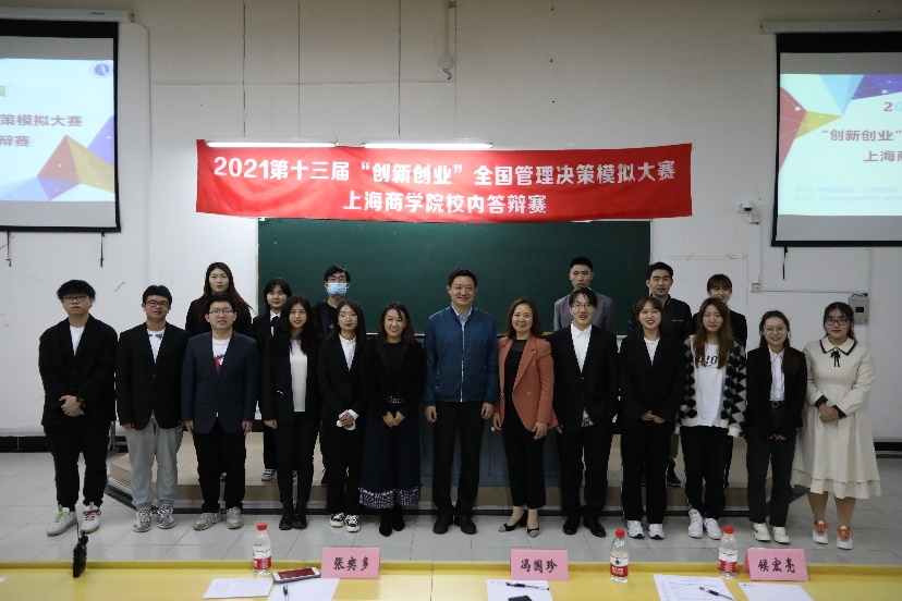 (图为评委老师与获奖同学合影) (图为评委老师与获奖同学合影)