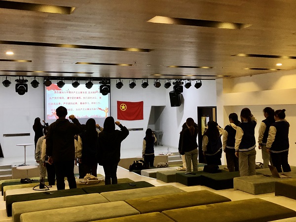 全体学员重温入团誓词 全体学员重温入团誓词