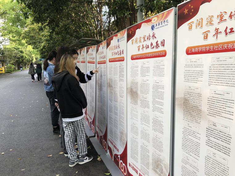 图为征文展示现场 图为征文展示现场