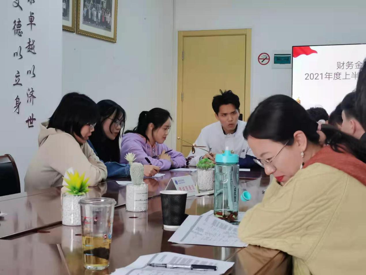 图为小组讨论 图为小组讨论