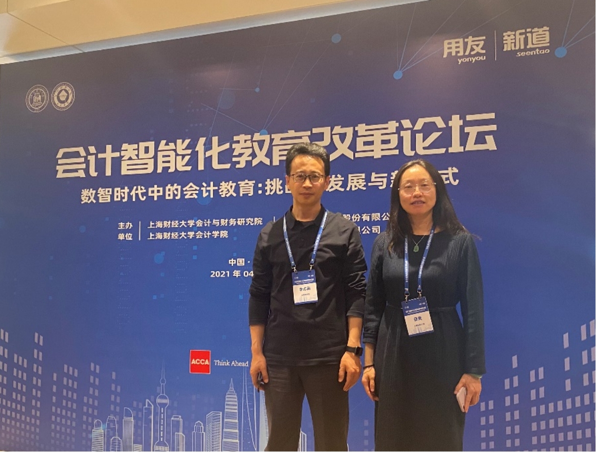 图为会场内合影 图为会场内合影