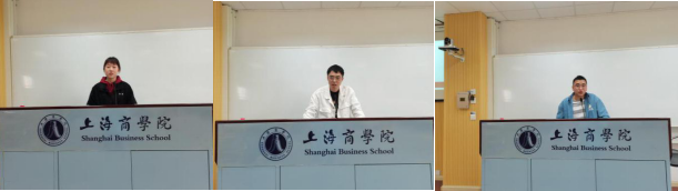 图为退伍学生代表讲述当兵经历