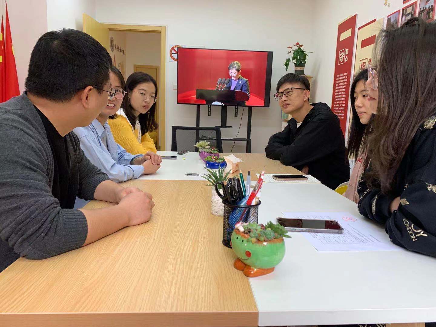 图为现场交流讨论 图为现场交流讨论