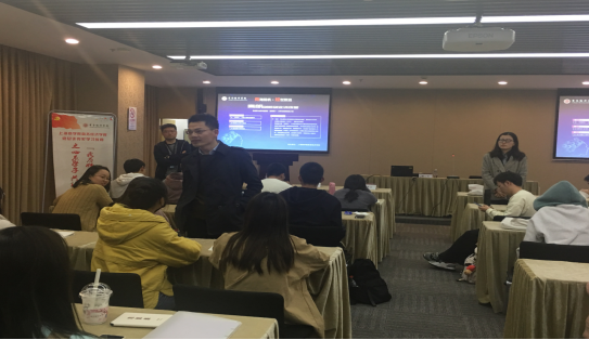 活动现场师生交流 活动现场师生交流