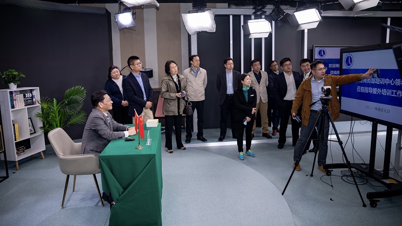 图为陈润云一行考察援外在线培训智慧教室 图为陈润云一行考察援外在线培训智慧教室