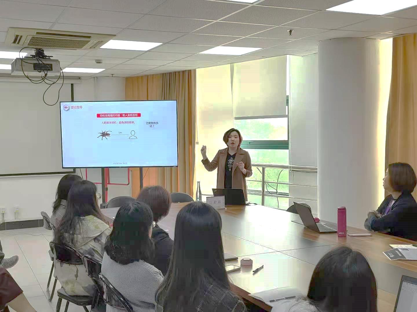 图为讲座现场 图为讲座现场