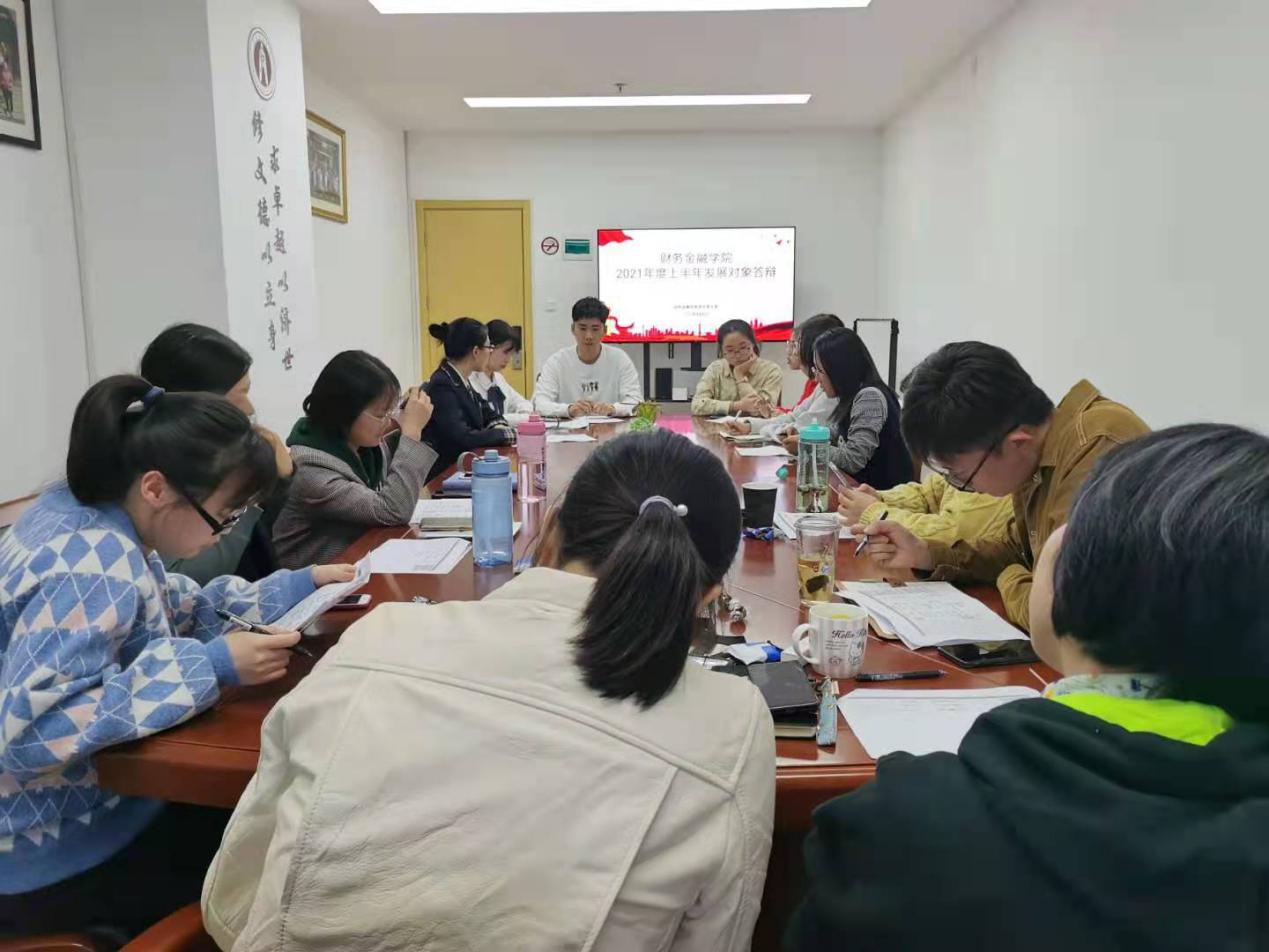 图为学生答辩 图为学生答辩