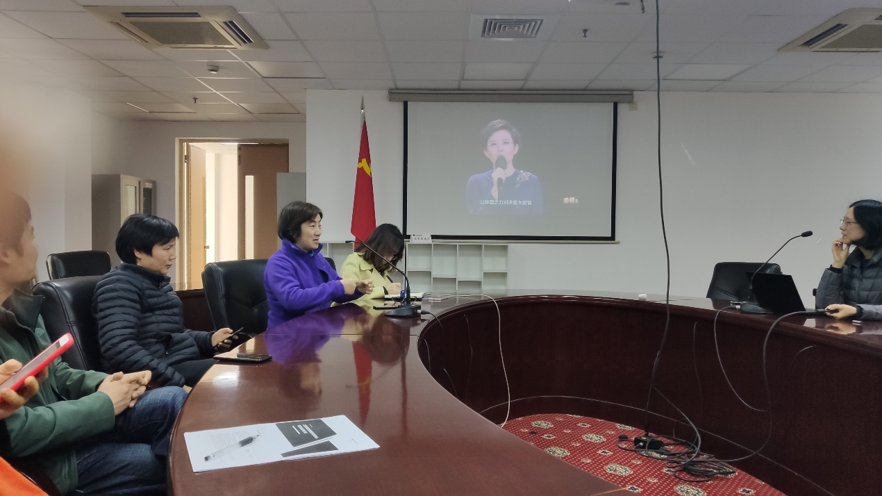 (图为教职工第二党支部党员热烈讨论) (图为教职工第二党支部党员热烈讨论)