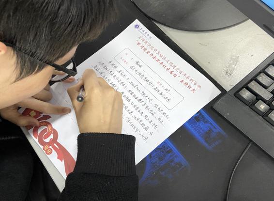 图为学生撰写征文现场 图为学生撰写征文现场