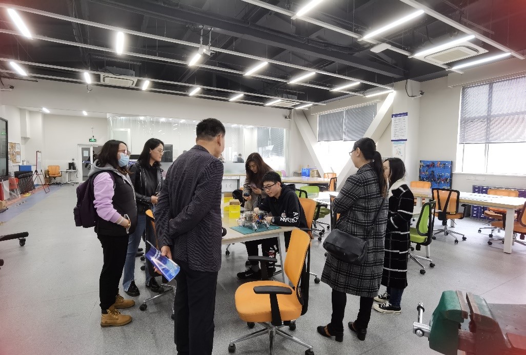 图为参观上海交通大学学生创新中心 图为参观上海交通大学学生创新中心