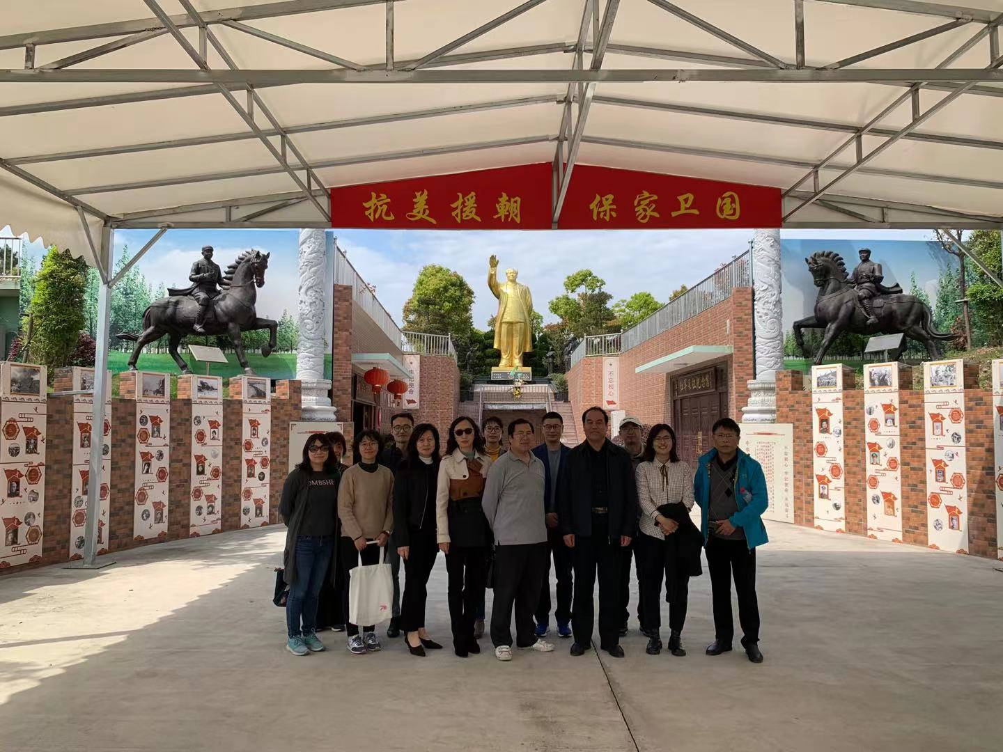 图为参观学习合影 图为参观学习合影