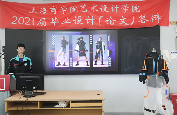 图为服装与服饰设计系毕业生在展示自己的毕业设计作品 图为服装与服饰设计系毕业生在展示自己的毕业设计作品