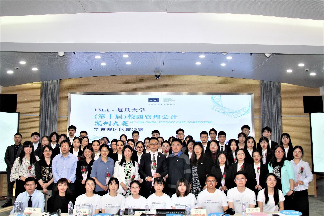 图为活动结束时全场合影留念 图为活动结束时全场合影留念