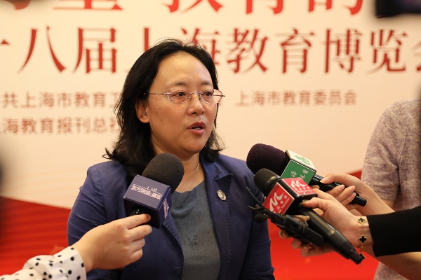 图为劳晓芸现场接受媒体采访