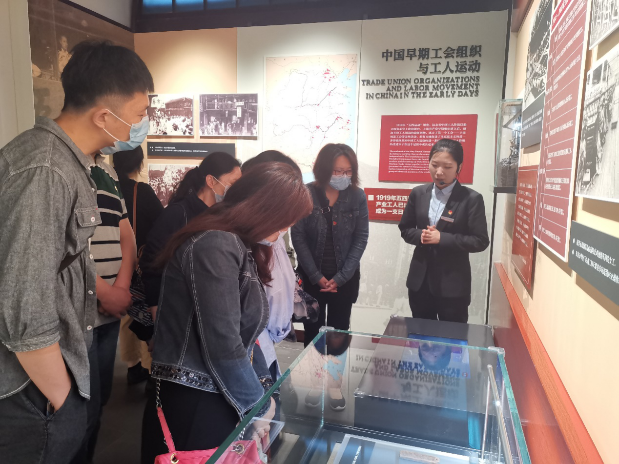 图为大家聆听讲解环节 图为大家聆听讲解环节