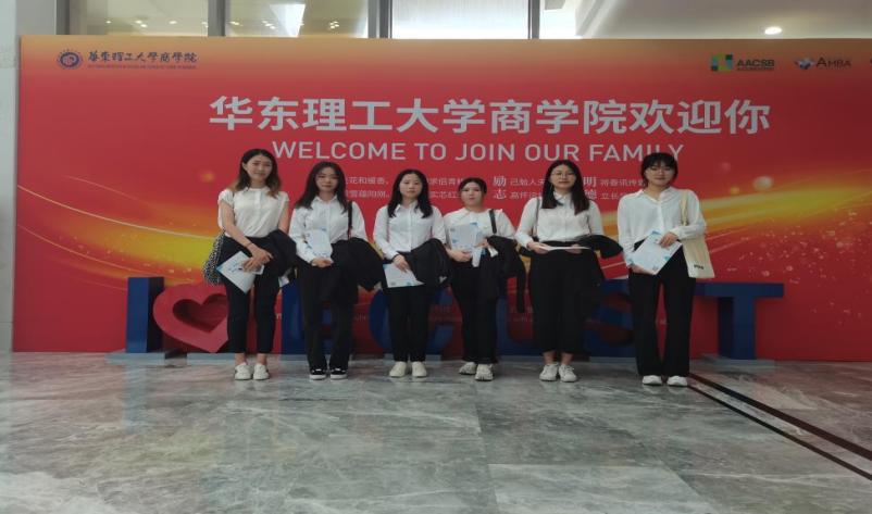 图为我院学生代表合影 图为我院学生代表合影