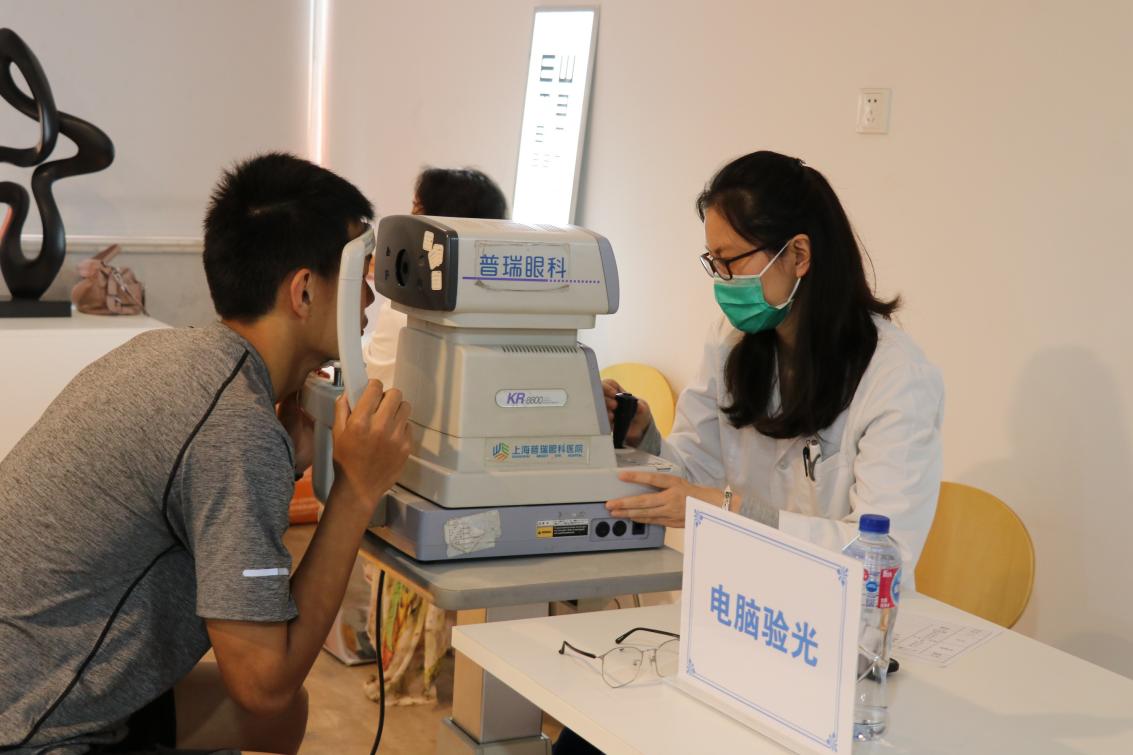 图为报名学生现场进行预体检 图为报名学生现场进行预体检