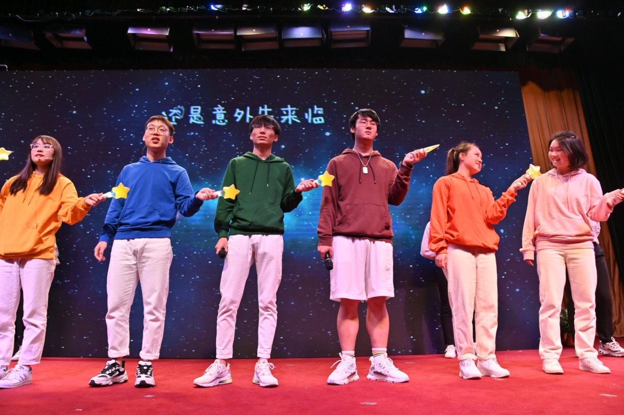 图为商务外语学院、校园十大歌手代表演唱《夜空中最亮的星》