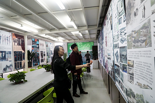 图为毕业答辩现场,老师点评学生作品 图为毕业答辩现场,老师点评学生作品