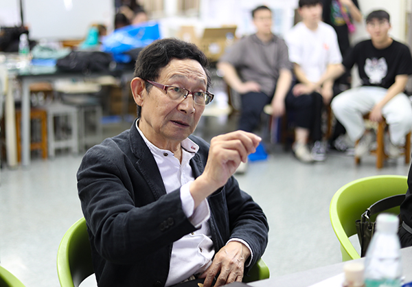 图为特聘评审专家、上海原创设计大师刘维亚先生在点评同学们的毕业设计作品 图为特聘评审专家、上海原创设计大师刘维亚先生在点评同学们的毕业设计作品