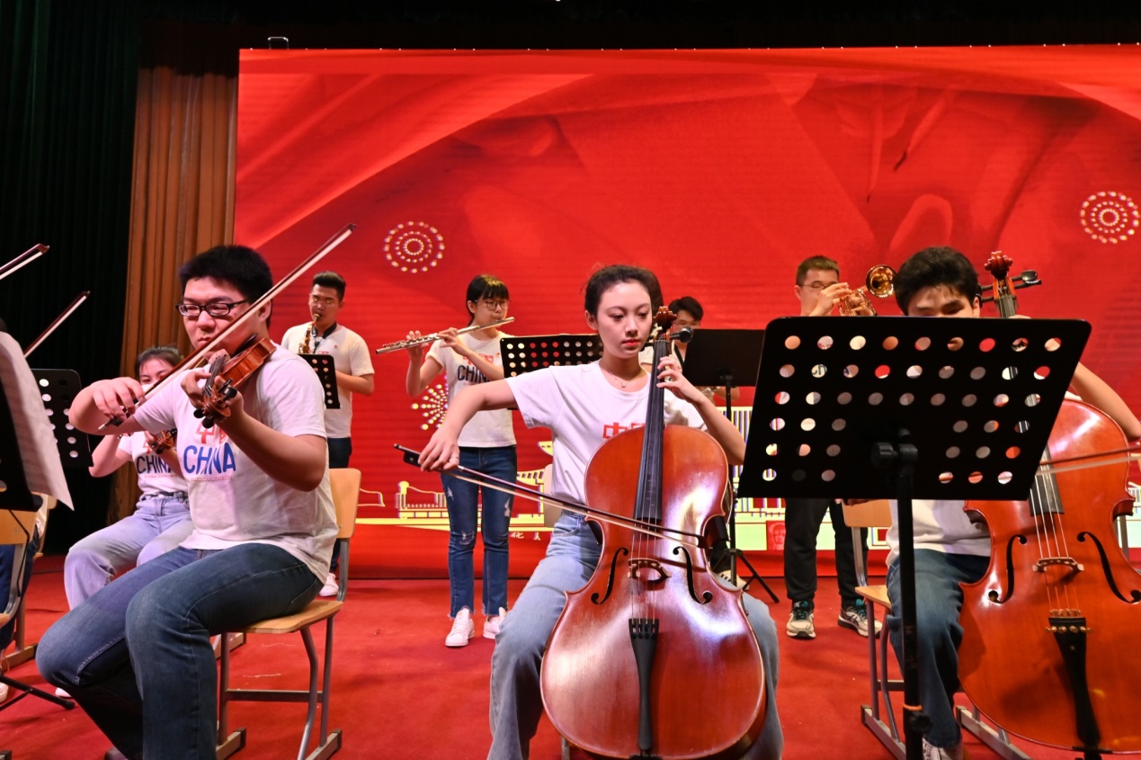 图为大学生艺术团带来乐队合奏《光荣啊！中国共青团》