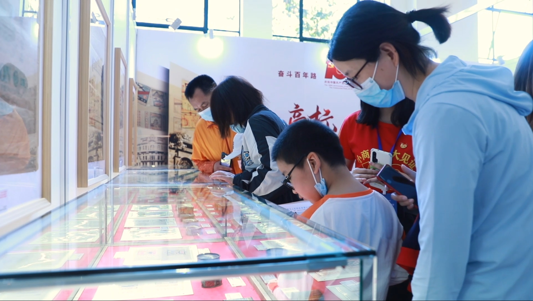 图为现场参观观众