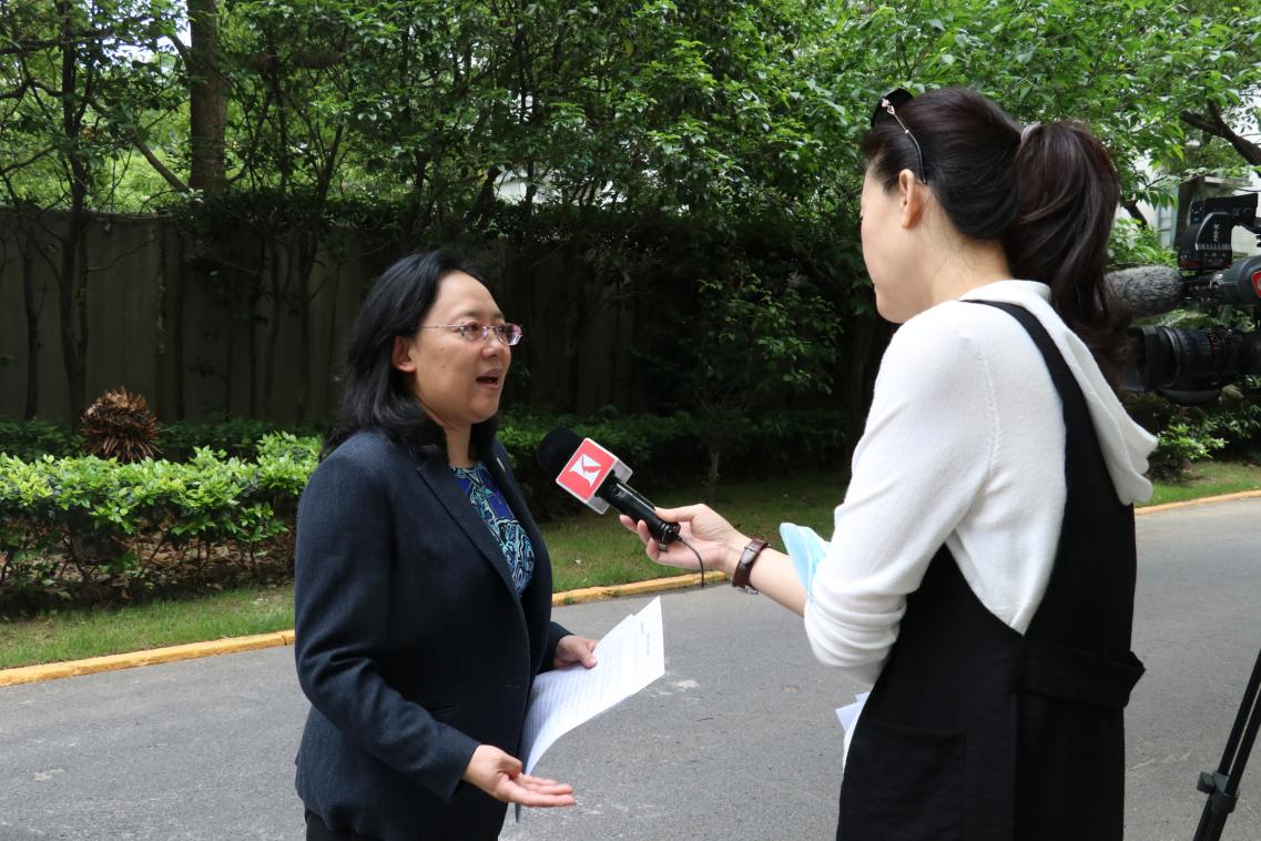 图为劳晓芸出席活动并接受媒体采访 图为劳晓芸出席活动并接受媒体采访