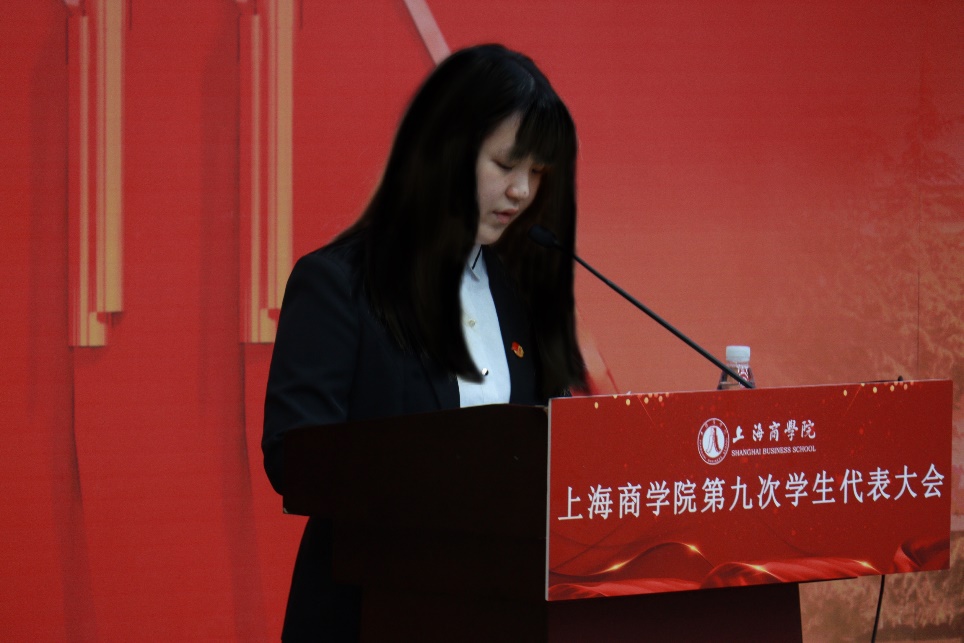 图为第八届学生常任代表委员会副主任龚珂宇作提案工作报告